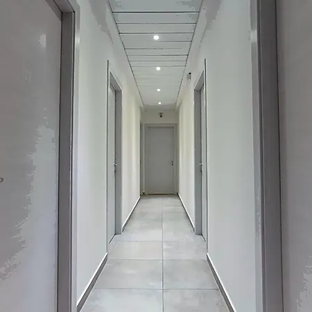 Tourist Meuble Hotel *
